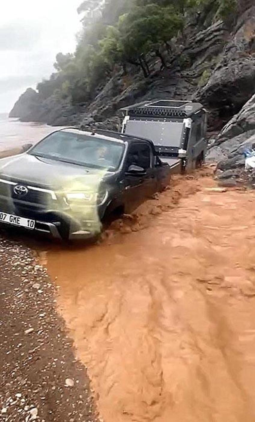 Sağanak yağışlar etkili oldu! Sağanak birçok ilde sele neden oldu: Korku dolu anlar böyle görüntülendi 