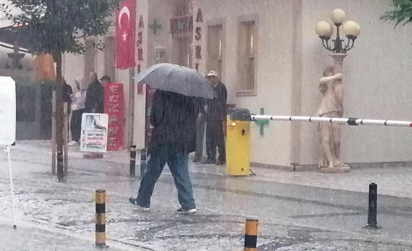 Sağanak yağışlar etkili oldu! Sağanak birçok ilde sele neden oldu: Korku dolu anlar böyle görüntülendi 