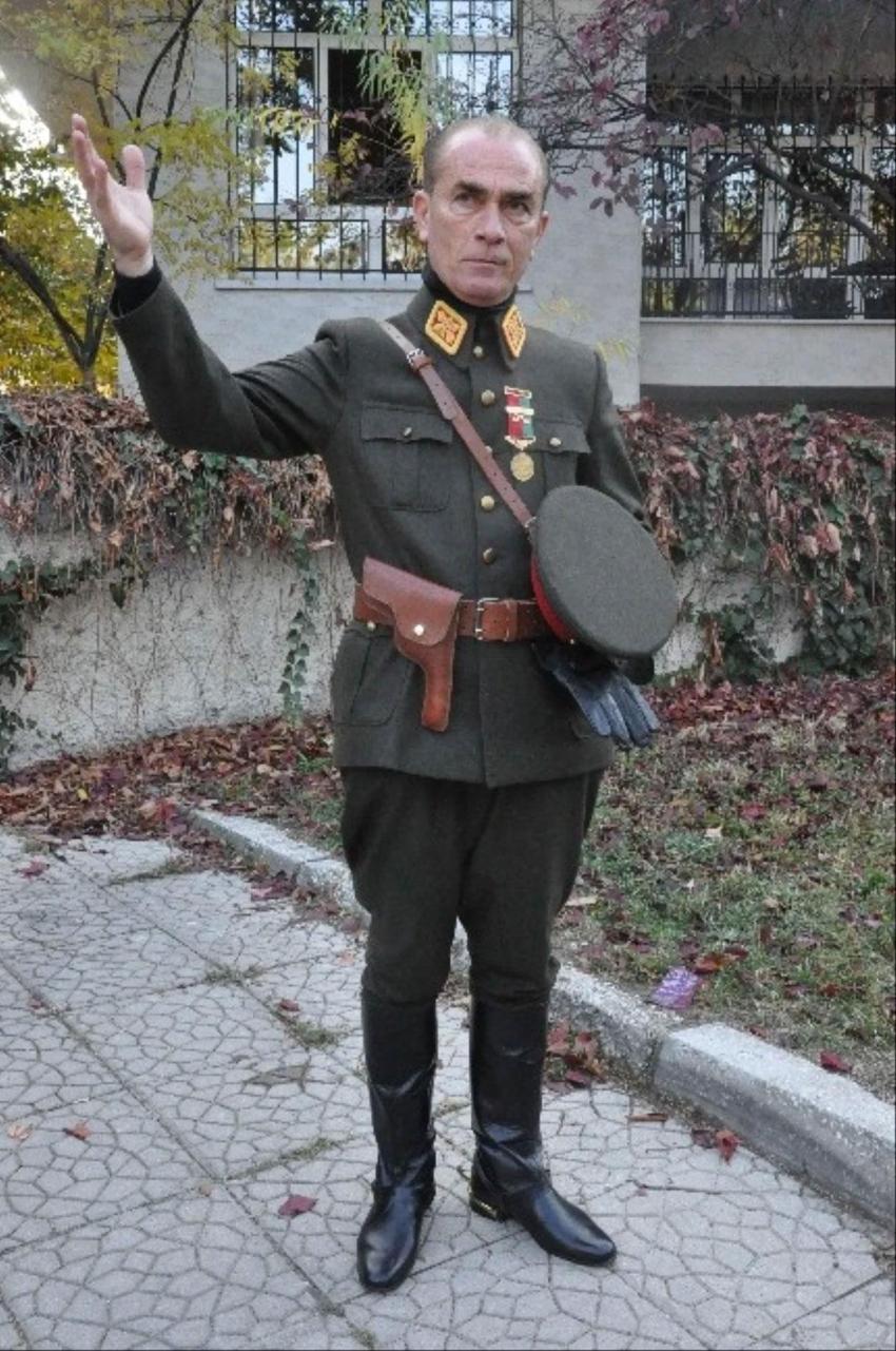Türk halkının Atatürk sevgisini böyle sömürüyorlar! Benzerleri sosyal medya bağış toplayıp kendilerine 'Paşam' dedirtiyorlar...