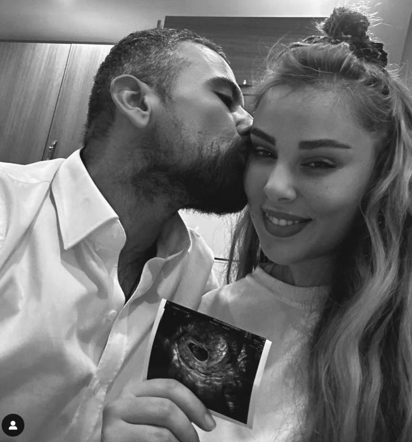 Bebek bekleyen Tuğçe Tayfur eşi Muhammet Aydın'ı sildi