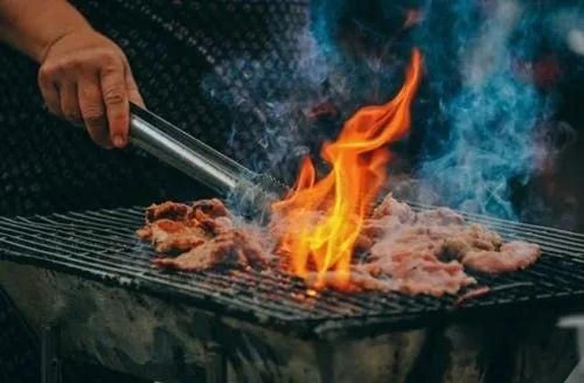 Beynin kimyasını altüst ediyor, depresyon ve anksiyete geliyor: Bu besinleri sokakta bile görseniz kaçın!