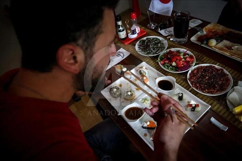 Beynin kimyasını altüst ediyor, depresyon ve anksiyete geliyor: Bu besinleri sokakta bile görseniz kaçın!