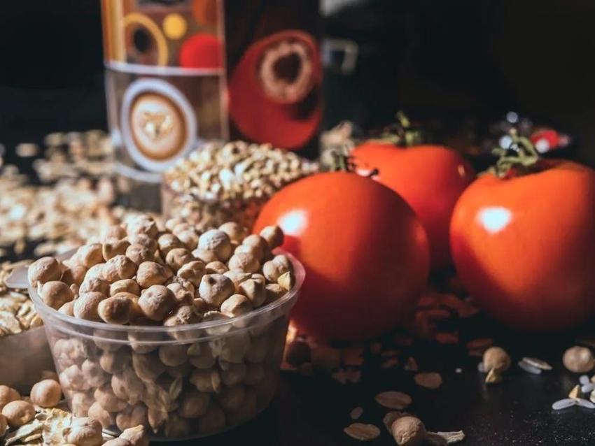 Beynin kimyasını altüst ediyor, depresyon ve anksiyete geliyor: Bu besinleri sokakta bile görseniz kaçın!