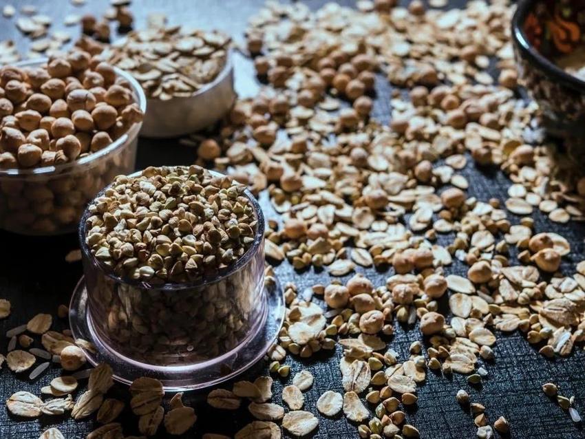 Beynin kimyasını altüst ediyor, depresyon ve anksiyete geliyor: Bu besinleri sokakta bile görseniz kaçın!