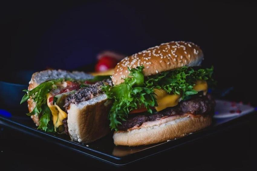 Beynin kimyasını altüst ediyor, depresyon ve anksiyete geliyor: Bu besinleri sokakta bile görseniz kaçın!