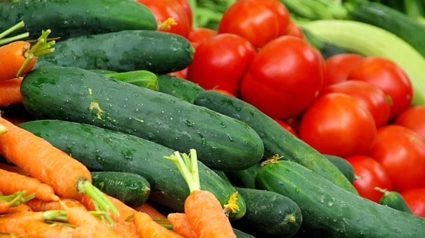 Fiyatlardaki düşüş yüzde 50'yi buldu! Başta domates olmak üzere birçok sebzenin fiyatı 10-15 TL'ye geriledi