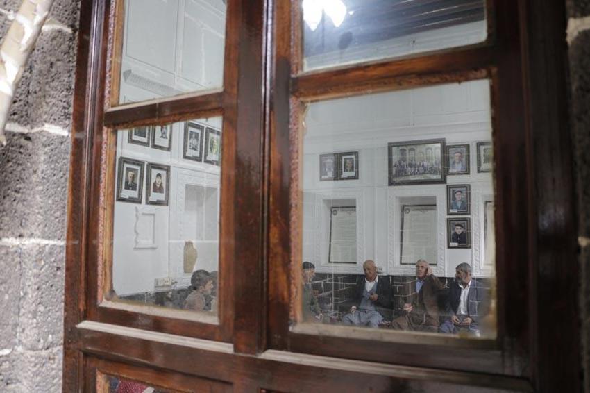 Dengbej Evi günde bin turistin akınına uğruyor! Binlerce yıllık geleneği ilk defa duyan şaşkınlığını gizleyemiyor