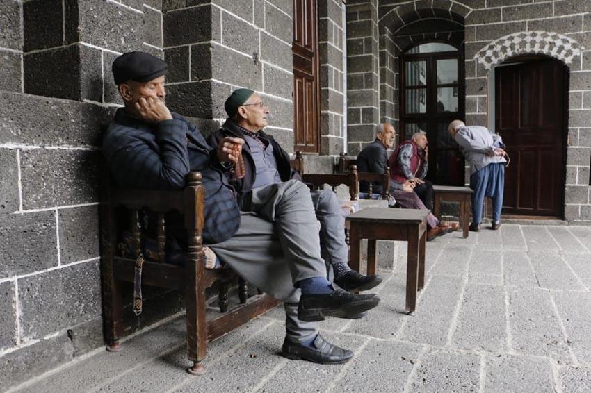 Dengbej Evi günde bin turistin akınına uğruyor! Binlerce yıllık geleneği ilk defa duyan şaşkınlığını gizleyemiyor