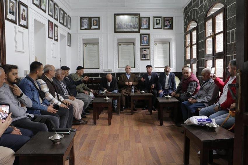 Dengbej Evi günde bin turistin akınına uğruyor! Binlerce yıllık geleneği ilk defa duyan şaşkınlığını gizleyemiyor