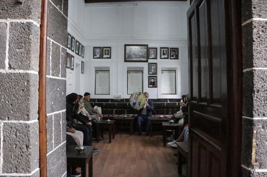 Dengbej Evi günde bin turistin akınına uğruyor! Binlerce yıllık geleneği ilk defa duyan şaşkınlığını gizleyemiyor