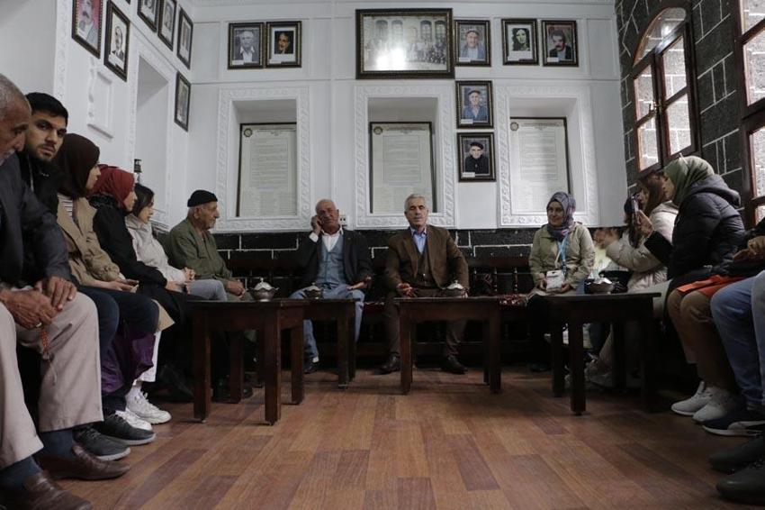 Dengbej Evi günde bin turistin akınına uğruyor! Binlerce yıllık geleneği ilk defa duyan şaşkınlığını gizleyemiyor
