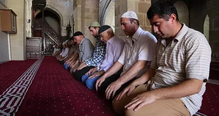 Berat gecesi 100 rekatlık namaz nasıl kılınır? 100 rekat namaz niyeti: Berat kandili 100 rekat namaz ne zaman kılınır, 100 rekat namaz bittikten sonra okunacak dua hangisi?