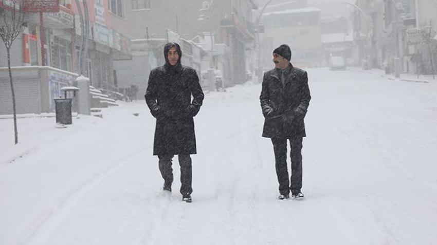 Kar yağışı başladı! İstanbul'da kar kapıya dayandı, sıcaklıklar eksiye düşecek, lapa lapa kar alarmı verildi