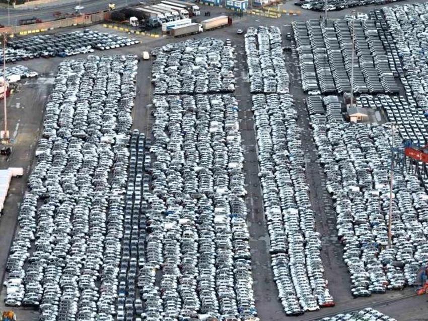 Araba fiyatlarına darbe üstüne darbe! Limanlar sıfır araç doldu fiyatlar düşecek