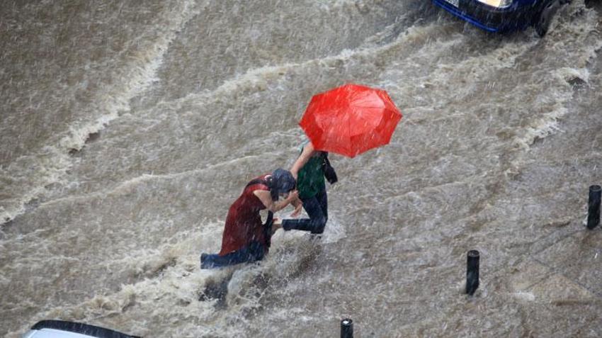 Kar yağışı ve kuvvetli sağanak yurdu etkisi altına aldı! Meteoroloji'den turuncu kodlu uyarı geldi: Kritik gün salı, tamamen değişecek...