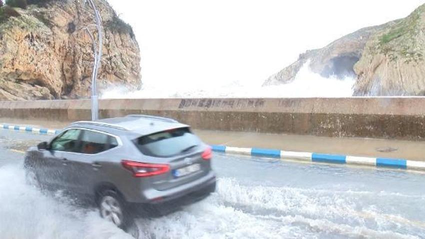 Yurtta kar ve fırtına etkisi! Yollar kapalı, okullar tatil