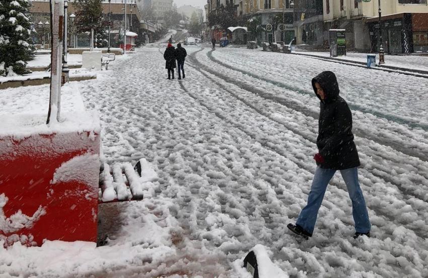 Yurtta kar ve fırtına etkisi! Yollar kapalı, okullar tatil