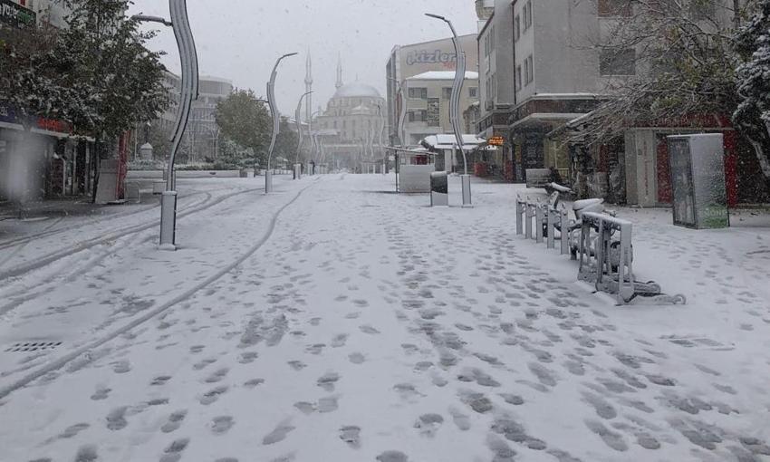 Yurtta kar ve fırtına etkisi! Yollar kapalı, okullar tatil