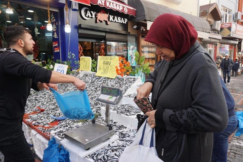 Havalar soğudu kar yağdı hamsinin fiyatı dibi gördü!
