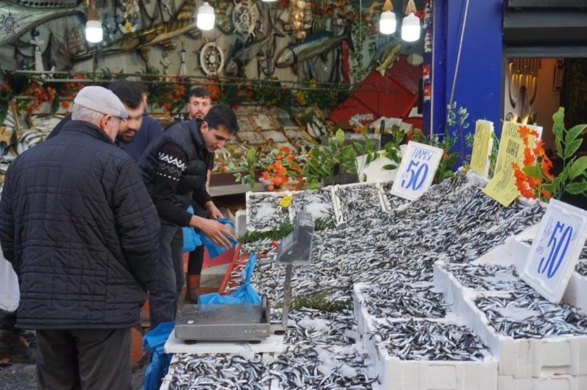 Havalar soğudu kar yağdı hamsinin fiyatı dibi gördü!