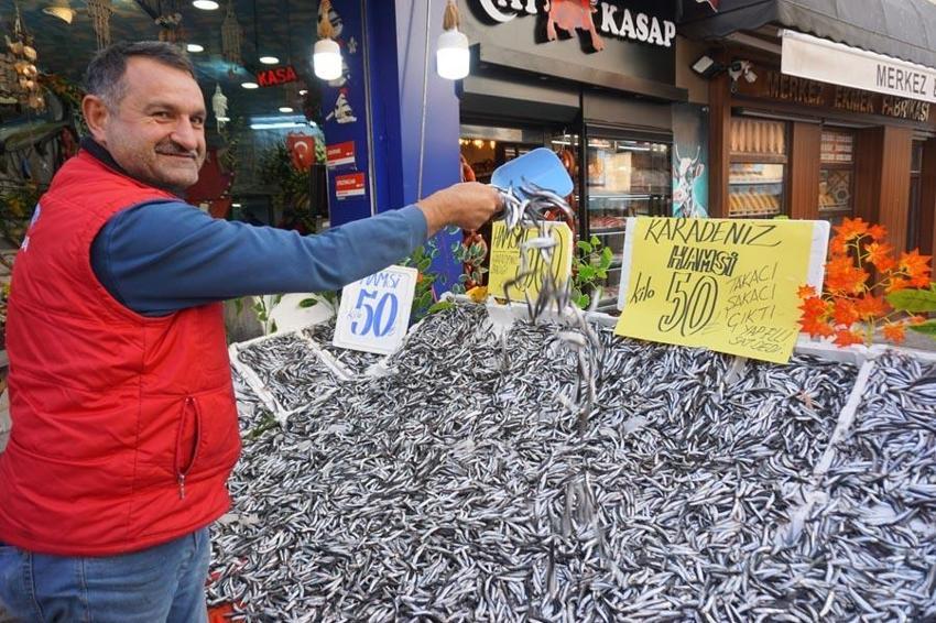 Havalar soğudu kar yağdı hamsinin fiyatı dibi gördü!