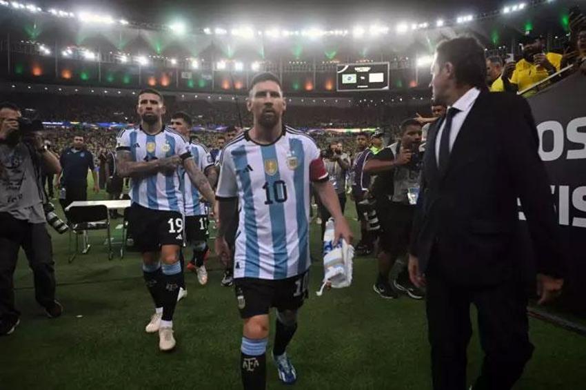 Brezilya-Arjantin maçında tribünler savaş alanına döndü! Messi takımı sahadan çekti: Ağzından çıkan kelimelere dikkat et