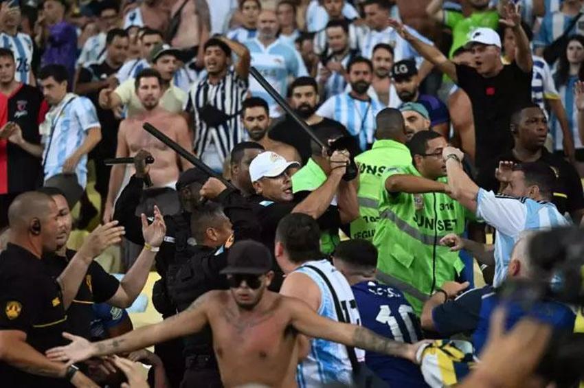 Brezilya-Arjantin maçında tribünler savaş alanına döndü! Messi takımı sahadan çekti: Ağzından çıkan kelimelere dikkat et