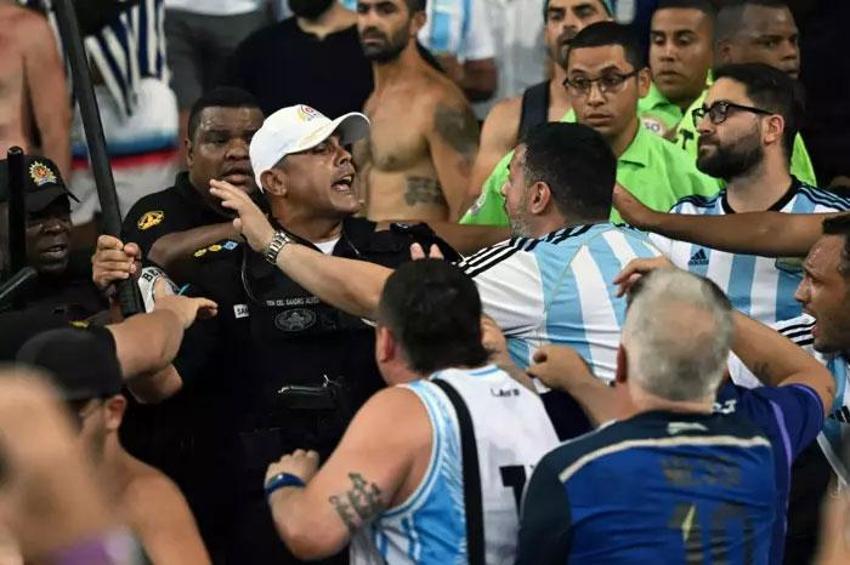 Brezilya-Arjantin maçında tribünler savaş alanına döndü! Messi takımı sahadan çekti: Ağzından çıkan kelimelere dikkat et