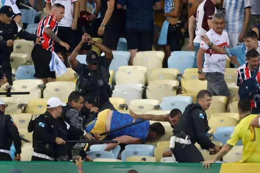 Brezilya-Arjantin maçında tribünler savaş alanına döndü! Messi takımı sahadan çekti: Ağzından çıkan kelimelere dikkat et