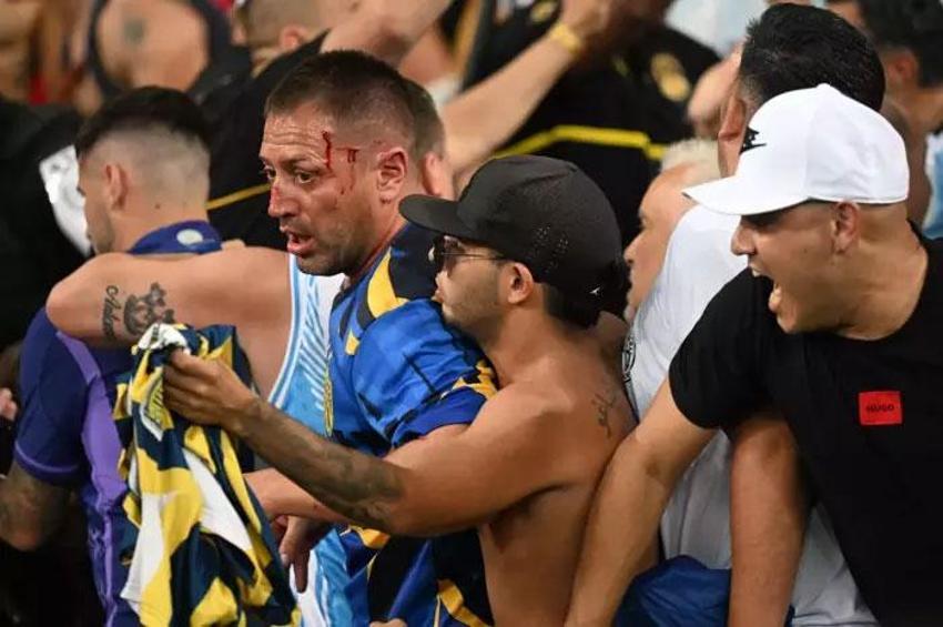 Brezilya-Arjantin maçında tribünler savaş alanına döndü! Messi takımı sahadan çekti: Ağzından çıkan kelimelere dikkat et