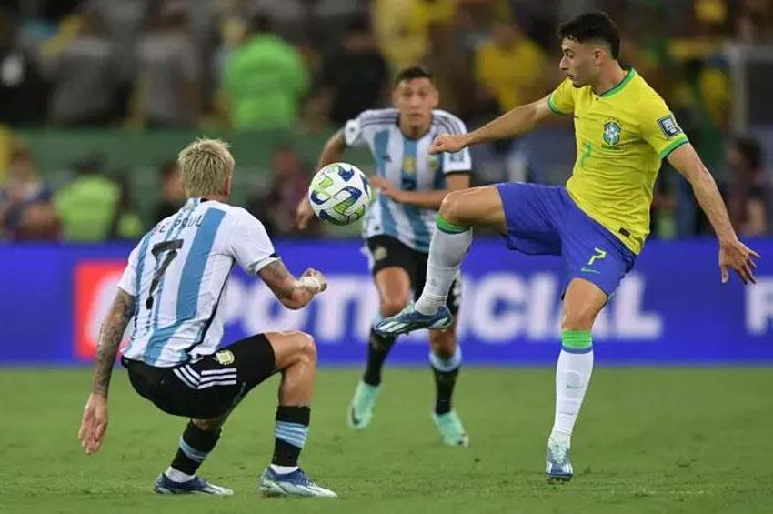 Brezilya-Arjantin maçında tribünler savaş alanına döndü! Messi takımı sahadan çekti: Ağzından çıkan kelimelere dikkat et
