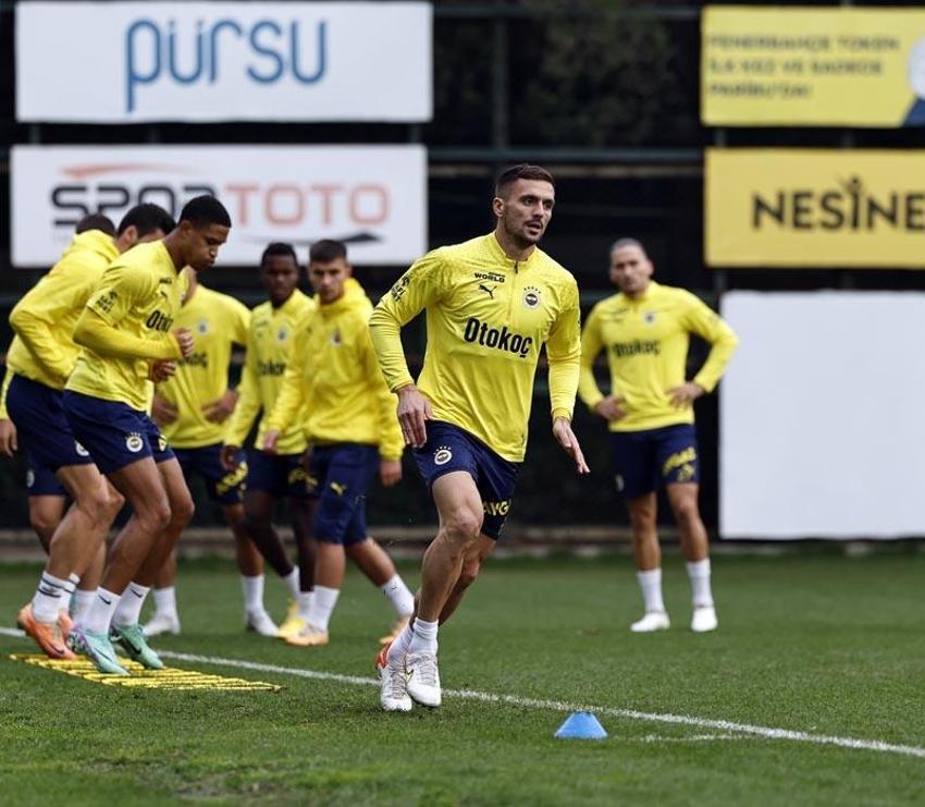 Fenerbahçe'de ayrılıklar peş peşe! İsmail Kartal transfer listesini belirledi: İşte bileti kesilen 5 isim...