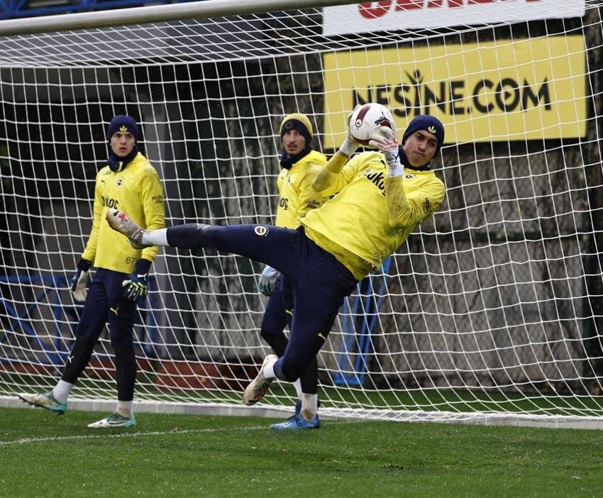Fenerbahçe'de ayrılıklar peş peşe! İsmail Kartal transfer listesini belirledi: İşte bileti kesilen 5 isim...