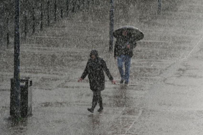 Kar, fırtına ve sağanak geri geliyor! Valilik ve AKOM uyardı, Meteoroloji 64 il için sarı ve turuncu alarmda bulundu