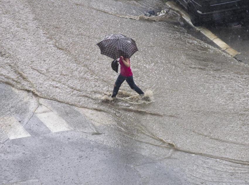Kar, fırtına ve sağanak geri geliyor! Valilik ve AKOM uyardı, Meteoroloji 64 il için sarı ve turuncu alarmda bulundu