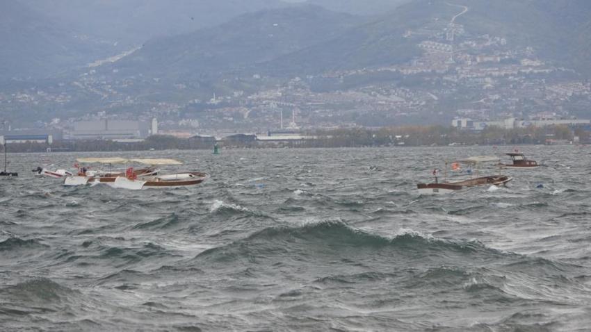 Fırtına birçok kenti vurdu! 7 tekne battı, camlar patladı, çatılar uçtu, ağaçlar devrildi