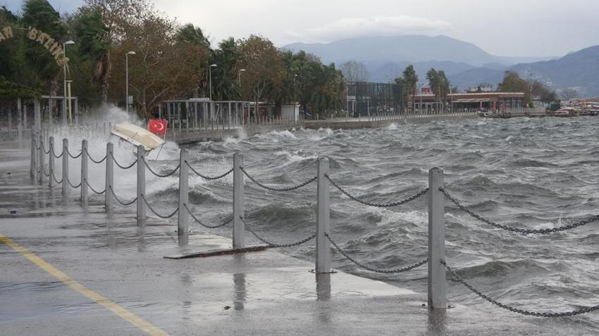 Fırtına birçok kenti vurdu! 7 tekne battı, camlar patladı, çatılar uçtu, ağaçlar devrildi