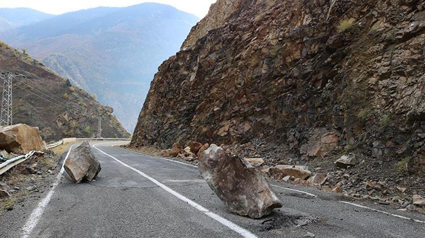 Fırtına birçok kenti vurdu! 7 tekne battı, camlar patladı, çatılar uçtu, ağaçlar devrildi