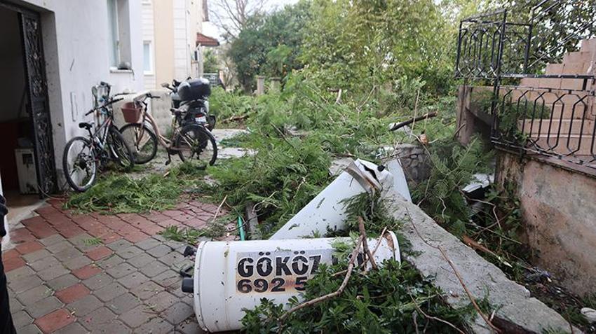 Fırtına birçok kenti vurdu! 7 tekne battı, camlar patladı, çatılar uçtu, ağaçlar devrildi