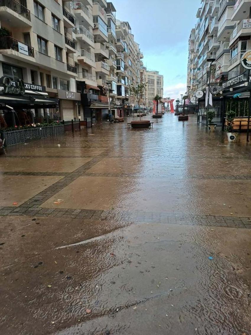 Şiddetli yağış ve fırtına yurdu etkisi altına aldı! Sinop'tan acı haber geldi, İzmir'de deniz ve kara birleşti