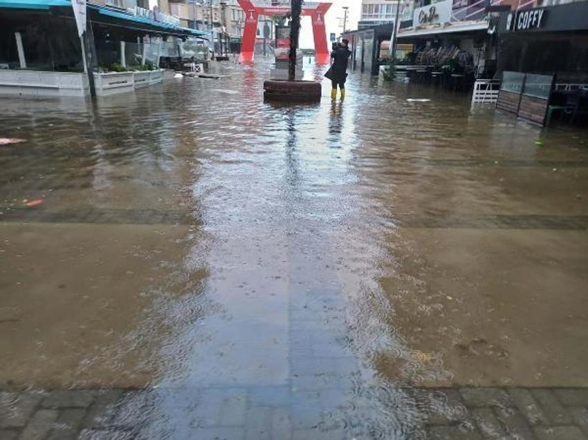 Şiddetli yağış ve fırtına yurdu etkisi altına aldı! Sinop'tan acı haber geldi, İzmir'de deniz ve kara birleşti