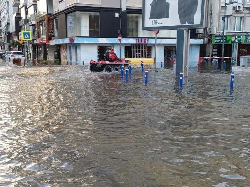 Şiddetli yağış ve fırtına yurdu etkisi altına aldı! Sinop'tan acı haber geldi, İzmir'de deniz ve kara birleşti