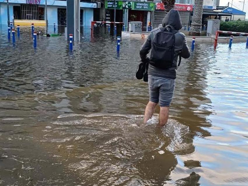 Şiddetli yağış ve fırtına yurdu etkisi altına aldı! Sinop'tan acı haber geldi, İzmir'de deniz ve kara birleşti