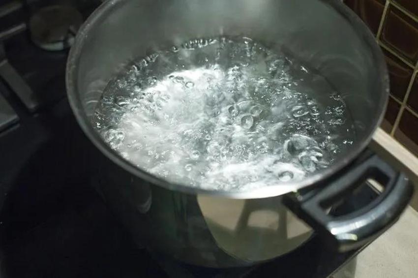 Bu suyu içen iğne ipliğe dönüyor! Yıllanmış göbek yağlarından kurtaran karışım...
