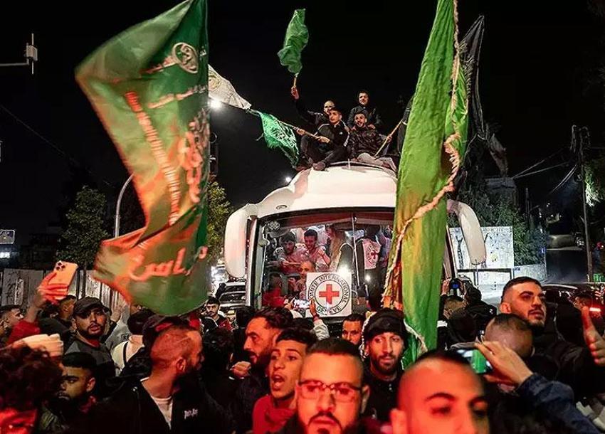 Gazze'de insani ara! ABD savaş gemisine balistik füze atıldı, Netanyahu'dan Hamas'ın 'ateşkes' mesajına ilk yanıt geldi