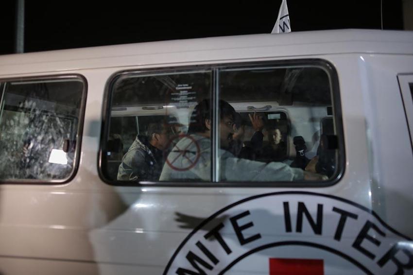 Gazze'de insani ara! ABD savaş gemisine balistik füze atıldı, Netanyahu'dan Hamas'ın 'ateşkes' mesajına ilk yanıt geldi