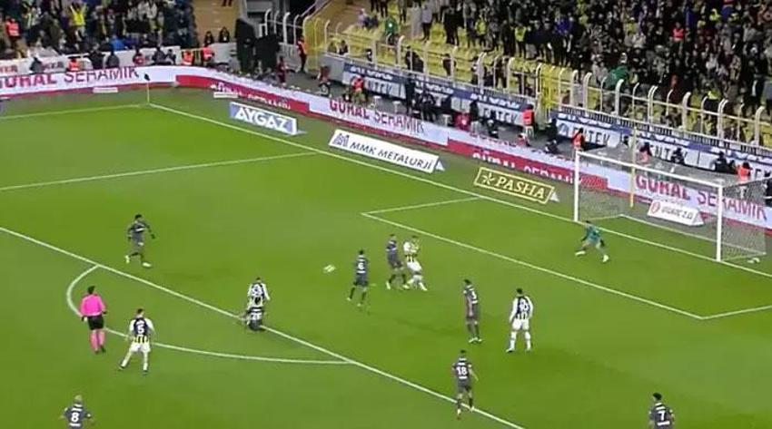 Fenerbahçe - Fatih Karagümrük maçında tartışmalı penaltı pozisyonu: Tartışılacak bir şey yok, penaltı verilmeliydi!