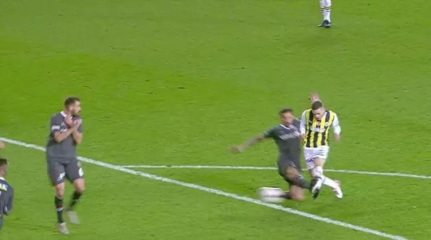 Fenerbahçe - Fatih Karagümrük maçında tartışmalı penaltı pozisyonu: Tartışılacak bir şey yok, penaltı verilmeliydi!