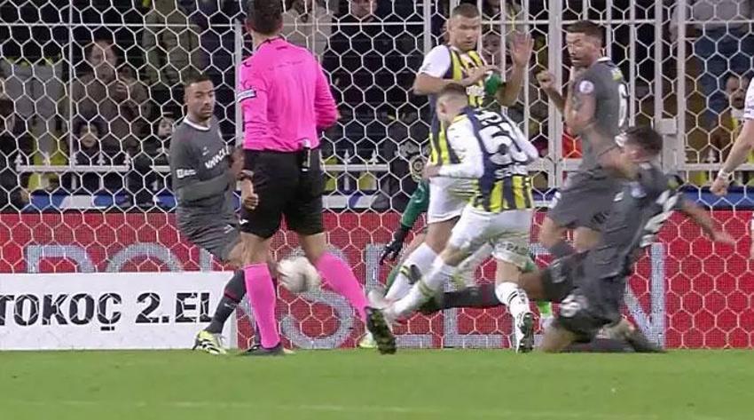 Fenerbahçe - Fatih Karagümrük maçında tartışmalı penaltı pozisyonu: Tartışılacak bir şey yok, penaltı verilmeliydi!