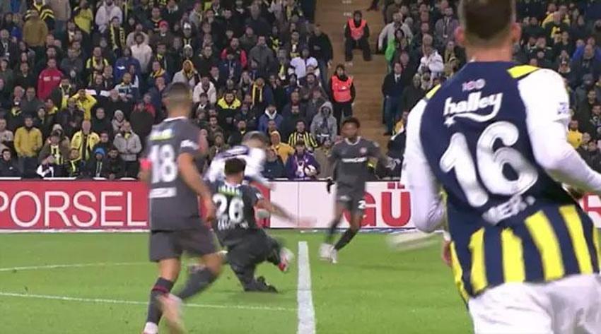 Fenerbahçe - Fatih Karagümrük maçında tartışmalı penaltı pozisyonu: Tartışılacak bir şey yok, penaltı verilmeliydi!